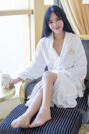 恐龙星的比基尼女孩